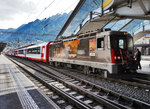 Ge 4/4 II 620  100 Bever - Scuol  steht mit dem GEX 903 (St. Moritz - Zermatt), im Bahnhof St. Moritz.
Aufgenommen am 21.7.2016.