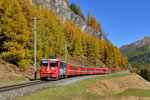 Ge 4/4 II 615 mit einem R am 16.10.2016 bei La Punt. 