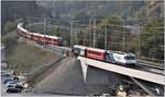 Der Pressezug mit Ge 4/4 III 649  Lavin , ein B (fürs WC) und der Stiva Retica Barwagen stehen auf der neuen Brücke, währenddem dahinter IR1152 mit dem ABe 8/12 3502 über die alte Brücke fährt. Während der Sanierung der alten Brücke werden in Kürze sämtliche Züge die neue Brücke befahren. Dazu erkennt man hinter dem Barwagen die provisorische Weiche für die Einführung der Oberländer Linie. (18.10.2018)