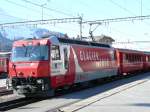 Glacier-Express mit einer Zuglok GE 4/4 III 651 bei strahlend blauem Himmel im Bhf St.Moritz kurz vor der Abfahrt nach Zermatt.