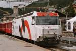 Umrichterlokomotive Ge 4/4 III Nr. 649 der Rhtischen Bahn mit Schnellzug nach Chur in St. Moritz, 10. Juli 2004. Die 12 Maschinen dieses Typs mit der fr Schmalspurbahnen enormen Leistung von 4300 PS kamen 1994 und 1999 in Betrieb und tragen heute die Hauptlast des Verkehrs auf der Albula-Linie. Alle Loks tragen Werbung, die abgebildete diejenige von Holcim (Zement, Baustoffe etc.).