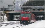 RE1125 mit der Team Lokomotive 642 verlsst chur Richtung St.Moritz. (29.01.2010)