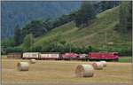 5152 mit der Ge 6/6 II 705  Pontresina/Puntraschigna  zwischen Bonaguz und Reichenau-Tamins.