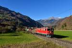 Ge 6/6 II 707 mit einem Güterzug am 03.11.2017 bei Jenaz.