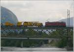 Ge 6/6 II 702  Curia  zieht eine Gleisbaumaschine ber die Hinterrheinbrcke bei Reichenau-Tamins. (18.05.2010)