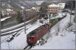 Ge 6/6 II 702  Curia  verlsst Reichenau-Tamins mit einem Gterzug Richtung St.Moritz. Links erkennt man noch den Rhein und das grosse Gebude ist das sogenannte Beamtenhaus. (04.02.2013)