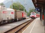 Ge 4/4 644 mit einem Schnellzug nach Landquart und Ge 6/6 mit einem  Gterzug in Klosters-Platz.