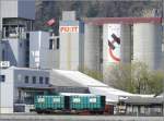 Je nach Standort und Blickwinkel ergibt sich ein anderes Bild. Davoser Kehrichtwagen vor den Silos der Zementwerke Holcim in Untervaz-Trimmis. (27.04.2008)