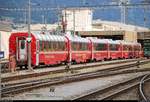 Mehrere Personenwagen des Bernina-Express (BEX) der Rhätischen Bahn (RhB) sind im Bahnhof Landquart (CH) abgestellt.