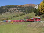 Ein  Regio Express  von St. Moritz nach Chur, mit 7-teile  ALVRA  Modul und die Ge 4/4 III 643 (EMS-Werbung). Die letzte wagen ist die A-WSp 59101  InnoTren . Hier, ober Bergün, 23-10-2019