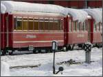 Personenwagen, die vom Schnee fast erdrckt werden in Davos Paltz.