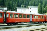 RhB - B 2304 am 01.10.1990 in Arosa - 2.Klasse Personenwagen - Mitteleinstiegswagen leichte Stahlbauart - Baujahr 1940 - SWS/SIG - Fahrzeuggewicht 17,00t - Sitzpltze 64 - LP 17,70m - zulssige Geschwindigkeit 90 km/h - Logo nur RhB - 3=16.10.1981 1=07.11.1986 - Lebenslauf: ex C4 2304 - 1956 B4 2304 - 1964 B 2304 - Hinweis: die Fahrzeugserie bestand aus 6  Wagen mit den Nummern 2301 bis 2306 fr Schnellzge Fliegender Rhtier mit ABe 4/4 501 - 504. 
