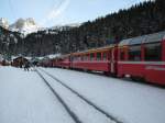 RE 1145 beim Auslad in Preda. Auf dem Bild gut erkennbar, dass zahlreiche schlittler aus dem Zug aussteigen, um in Krze die Abfahrt auf einer der bekanntesten Schlittelbahnen der Schweiz in Angriff zu nehmen, 28.12.2011.