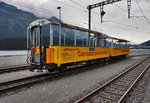 Die beiden Aussichtswagen B 2093 und B 2101, am 21.7.2016 im Bahnhof St. Moritz.