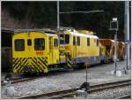 Der Fahrleitungsunterhalt hat in Reichenau-Tamins zwei Fahrzeuge abgestellt. Xm 2/2 9912 und Xmf 4/4 9918. (10.12.2007)