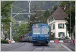 Der Regionalzug mit Steuerwagen 1703 verlsst den Bahnhof Chur und berquert soeben den Guggelikreisel.