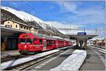 R1937 nach Pontresina mit Steuerwagen 1756 und Ge 4/4 II 627  Reichenau-Tamins  in Samedan. (04.11.2018)