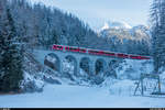 Albula-Schnellzug mit AGZ und Steuerwagen am 28. November 2018 auf dem Weg von St. Moritz nach Chur auf dem Clix-Viadukt bei Bergün mit der Sesselbahn nach Darlux. Ab Fahrplanwechsel am 9. Dezember 2018 sollen alle IR-Züge auf der Albulalinie verpendelt verkehren.
