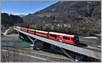 IR1148 aus St.Moritz mit Bt 52804 und ABe 8/12 3512 auf der Hinterrheinbrücke in Reichenau-Tamins.