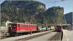 5152 mit Ge 6/6 II 702  Curia  und IR1149 mit Steuerwagen Ait57802 in Thusis. Im Hintergrund thront über dem Eingang zur Viamala Hohenrätien, die grösste Burganlage Graubündens.(15.04.2020)