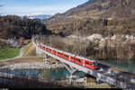 RhB AGZ mit Steuerwagen At 57806 und schiebender Ge 4/4 III 641 als IR St. Moritz - Chur am 21. November 2020 auf der neuen Hinterrheinbrücke bei Reichenau-Tamins.