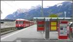 Neues Erscheinungsbild auf RhB Bahnhfen mit Info-Stelen und Billettautomat.