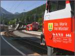 RE1025 mit Ge 4/4 III 646 wartet in Klosters auf den Gegenzug RE1024 aus Davos mit Steuerwagen 1752 an der Spitze. (26.06.2010)