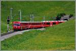 R1436 mit Steuerwagen 1722 und Allegra 3508 verlässt den Arosatunnel .  (11.06.2015)