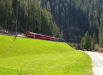 BDt 1753 und die schiebende Ge 4/4 III 652  Vaz/Obervaz Lenzerheide-Valbella  erreichen in kürze als R 1820 (Filisur - Davos Platz) den Haltepunkt Davos Monstein.
Der Zug hat gerade den tunnelreichen Abschnitt hinter Davos Wiesen verlassen.Denn auf einer Strecke von 4,5km befinden sich 7 Tunnels mit einer Gesamtlänge von 3064m.
Davos Monstein, 06. Mai 2016