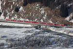 Treibwagen der RhB vom Berg Muottas Muargl aus fotografiert. Hatte ein 600mm Objektiv dabei. Von hier aus hat man einen super Überblick über das komplette Tal. Hier is der Zug zwischen Samedan und St.Moritz zu sehen am 17.01.2025.