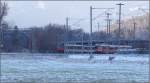 Kurz bevor die Sonne den Talgrund erreicht, treffen bei Trimmis ein Be 4/4 Pendel der RhB und ein RBDe 560 NPZ der SBB aufeinander. (23.01.2008)