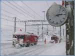 Es ist zehn vor drei und bitterkalt in Ospizio Bernina 2253m. Whrenddem ABe 4/4 II 44 mit ihrem Spurpflug noch Gleis 1 freimacht, wird Gem 4/4 801  Steinbock  vom Schleuderschnee befreit. (01.12.2009)