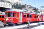 RhB - Be 4/4 512 am 26.02.2000 in St.Moritz - Stammnetztriebwagen fr Vorortpendelzuge - bernahme 06.08.1971 - SIG/FFA/SAAS - 780 KW - Fahrzeugewicht 45,00t - 2.Klasse Sitzpltze 40 - LP 18,70m - zulssige Geschwindigkeit 90 km/h - 3=20.12.1996 - Logo RhB in deutsch. Hinweis Fahrzeug nach Umbau mit neuen Fenster, Kupplungen rot, jetzt mit Logo Transremo.
