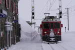 In den letzten Januar-Tagen traf der oft beschriebene Winter-Frühling-Kontrast an der Bernina-Bahn in besonderer Weise zu. ABe 55 (und 56) mit Regio nach St. Moritz in der Station Ospizio Bernina am 28.1.20.