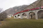 Auch am Kreisviadukt von Brusion war am 29.1. schon der Frühling zu ahnen. ABe 56 und 55 mit Regio nach Tirano; im Hintergrund der Ort Brusio.)