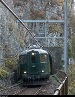 SBB Historic Erlebnisfahrt Route  Vue des Alpes  mit der Re 4/4 I 10001 am 28. Oktober 2017. Auf dem Weg von Olten nach Renan BE in der Taubenlochschlucht. Leider habe ich erst vor Ort gesehen, dass dieser Streckenabschnitt mit Stromschiene ausgerüstet ist - das passt natürlich überhaupt nicht zum historischen Zug.