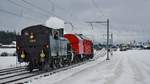 Habersack Eb 3/5 5819 von SBB Historic hat am Nachmittag des 17.01.2021 die Dampfschneeschleuder Xrot 100 von Arth-Goldau nach Brugg AG (CH) überführt. Foto aufgenommen in Boswil (CH), vor der Kulisse von Muri AG und dem dort gelegenen Kloster.