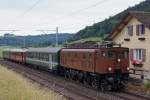 SBB: SBB Historic mit voll ausgebuchtem Sonderzug auf der Fahrt zum Weltrekord-Tunnel. Ae 3/6 II 10469 (1926) mit As 2802, SR 2301 und WR 702 bei Wauwil am 13. Juni 2015.
Foto: Walter Ruetsch 