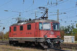 Re 420 235-4 durchfährt solo den badischen Bahnhof.