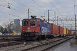 Re 420 241-2 durchfährt den Bahnhof Pratteln.