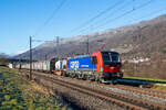 Die Br 193 056 von SBB Cargo zieht einen Güterzug durch Pieterlen Richtung Olten.