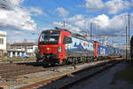 Doppeltraktion, mit den Loks 193 464-5 und 474 003-1, durchfährt den Bahnhof Pratteln.