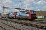 Doppeltraktion, mit den Siemens Vectron 193 467-8 und 193 470-2 durchfährt den Bahnhof Pratteln.