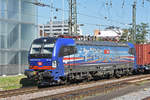 Siemens Vectron 193 525-2 durchfährt den badischen Bahnhof.