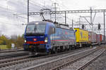 Siemens Vectron 193 527-9 durchfährt den Bahnhof Möhlin.