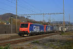 Doppeltraktion, mit den Loks 474 017-1 und 474 003-1 durchfährt den Bahnhof Gelterkinden.