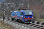 Siemens Vectron 193 523-8 fährt Richtung Bahnhof Gelterkinden.