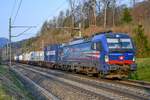 193 525  Rotterdam  fährt in der Morgensonne bei Villnachern AG (CH) dem Süden entgegen.