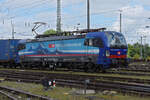 Siemens Vectron 193 533-7 durchfährt den badischen Bahnhof.