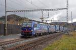 Doppeltraktion, mit den Siemens Vectron 193 520-4 und 193 534-5 durchfährt den Bahnhof Gelterkinden.